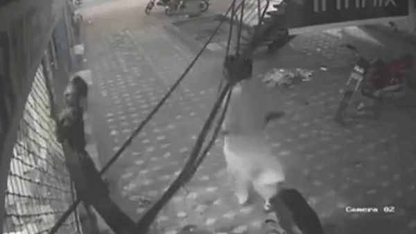 Video: Phát hiện nạn nhân bị điện giật dính chặt vào cửa sắt, người đứng cạnh giải cứu cực thông minh