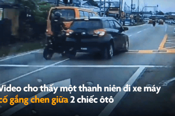 Camera giao thông: Gặp tai nạn nguy hiểm khi lái xe máy cố lách qua 2 ô tô