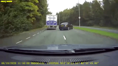 Camera giao thông: Pha bẻ lái cận kề tử thần của tài xế sedan khiến nhiều người ngỡ ngàng