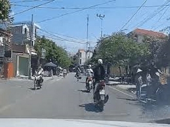 Camera giao thông: Tài xế xe máy phanh gấp, ngã dúi dụi trước đầu ôtô
