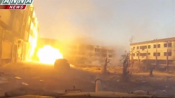 Video: Đội hình tăng T-72 Syria dồn dập tấn công tuyến phòng ngự phiến quân