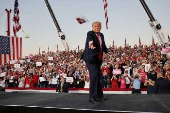 Video: Tổng thống Trump ngẫu hứng tung khẩu trang về phía hàng ngàn người ủng hộ