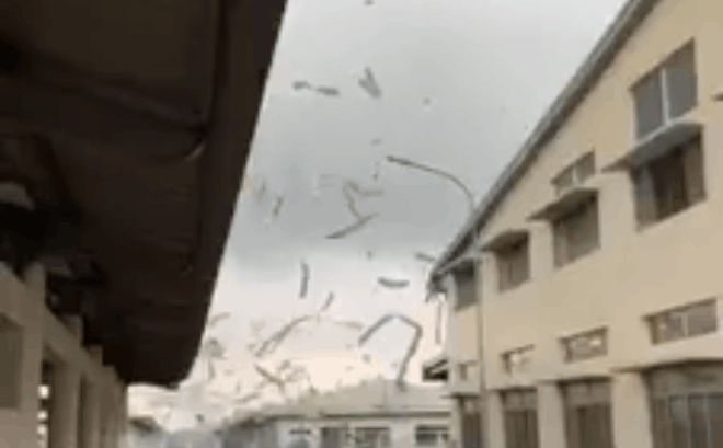 Video: Lốc xoáy kinh hoàng cuốn bay mái tôn lên không trung, kéo sập nhà xưởng