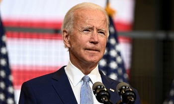 mot nguoi di cung may bay voi ong joe biden nhiem covid 19