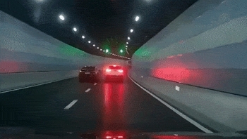 Camera giao thông: Tài xế ô tô tạt đầu ‘trả đũa’ nhau nguy hiểm ngay trong đường hầm