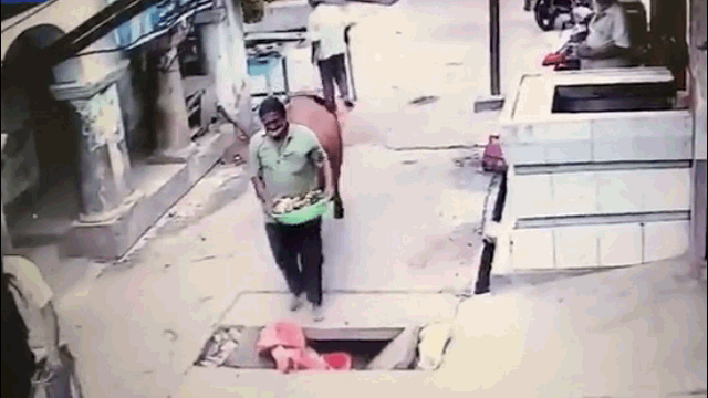 Video: Bò bất ngờ nổi điên, húc người đàn ông văng xuống cống