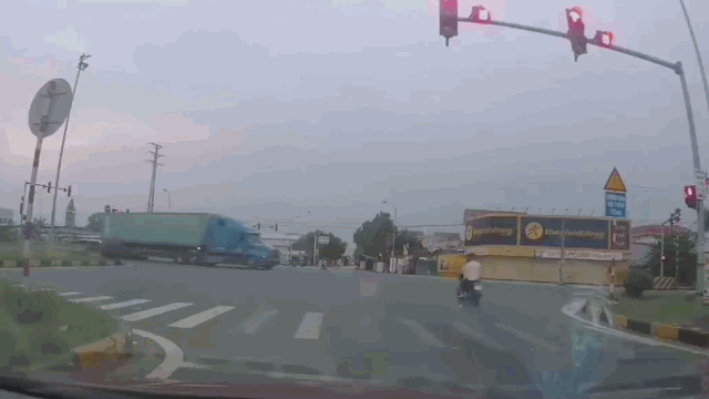 Camera giao thông: Vượt đèn đỏ, cô gái chạy xe máy chở theo người đàn ông lao thẳng vào container