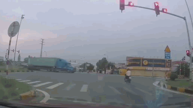 camera giao thong vuot den do co gai chay xe may cho theo nguoi dan ong lao thang vao container