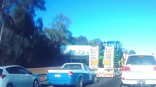Camera giao thông: Xe container đâm vào hàng loạt ôtô phía trước