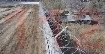 Lính Nga say rượu điều khiển xe chiến đấu đâm xuyên qua tường sân bay chằng chịt dây thép gai