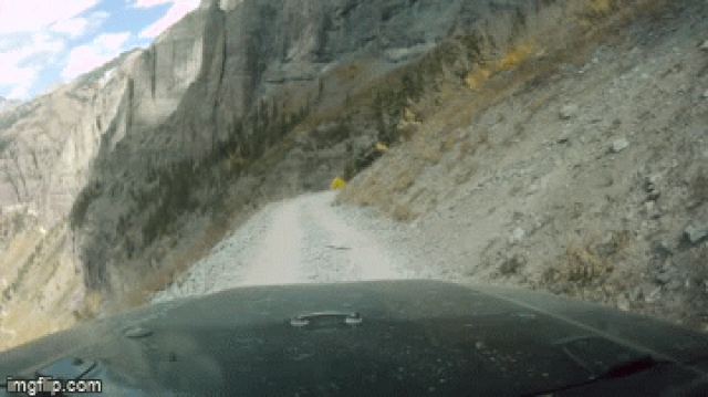 Camera giao thông: Xe Jeep trượt xuống mép vực, tài xế cố leo trở lại nhưng bất ngờ bị văng xuống triền núi