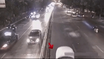 Camera giao thông: Tài xế bật nắp capô khi đang chạy trên đường để sạc pin