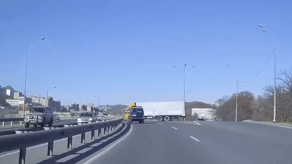 Camera giao thông: SUV cố lách sang trái, bị xe tải kẹp luôn vào rào chắn