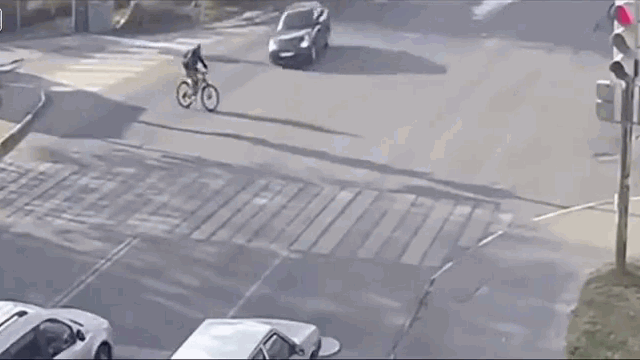 Camera giao thông: Vượt đèn đỏ, nữ tài xế luống cuống tông người đàn ông