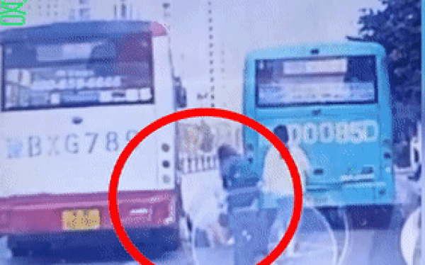 Camera giao thông: Kẹt chân vào cửa xe buýt, bé gái hoảng loạn vì bị kéo lê trên đường