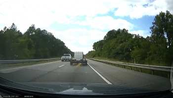 Camera giao thông: Bán tải tuột móc nối khiến xe hàng văng sang lề đường
