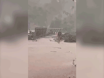 Video: Lũ dữ ập về cuốn trôi cây cầu sắt trên tuyến đường liên huyện