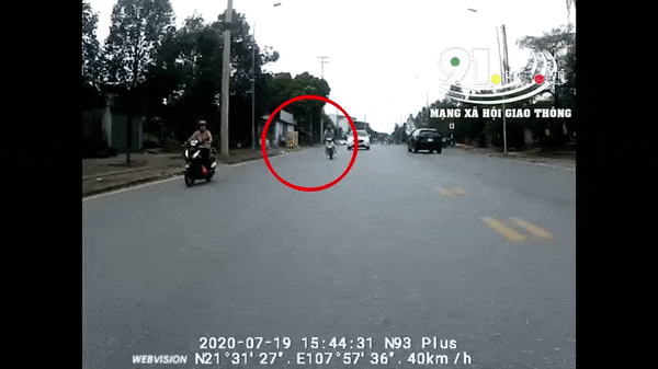 Camera giao thông: Thanh niên đầu trần phóng xe như bay, đâm vào đuôi ô tô