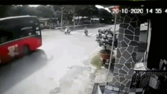 camera giao thong danh lai tranh 2 nguoi sang duong au xe khach lat kinh hoang hanh khach hoang loan la het