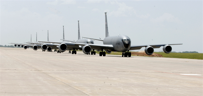 KC-135 Mỹ thị uy với màn 'Voi đi bộ'
