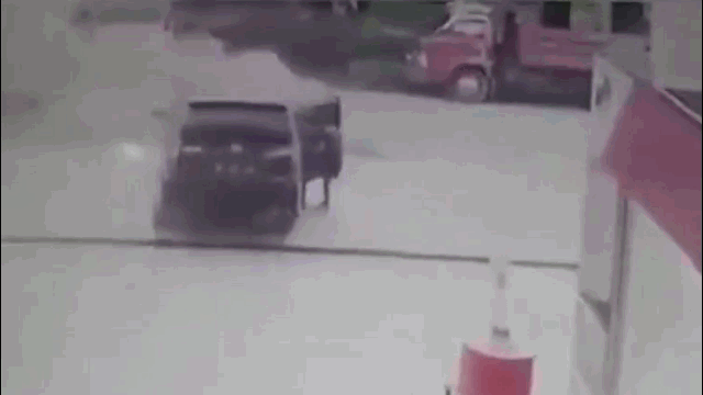 Video: Ô tô phát nổ khi đang đổ xăng và phản ứng nhanh như chớp của tài xế