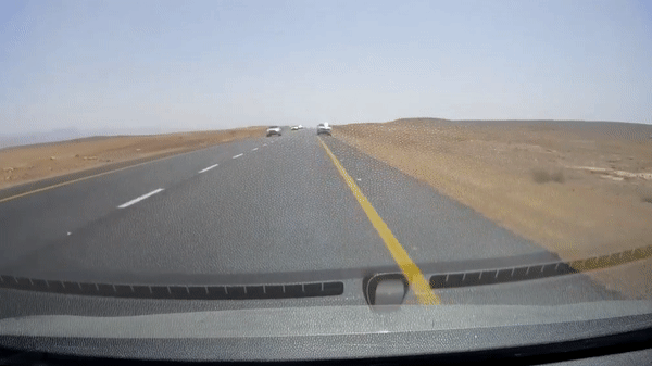 Camera giao thông: Thót tim cảnh SUV đi ngược chiều trên đường hẹp