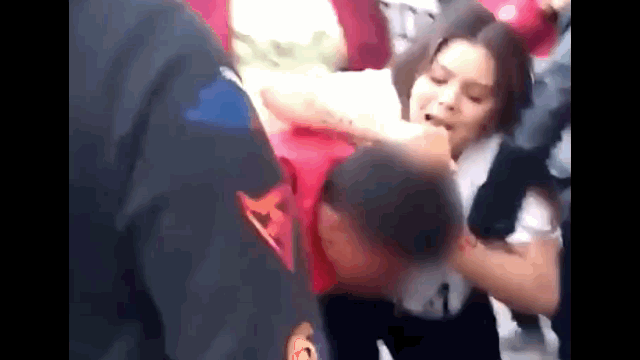 Video: Cướp nhầm nữ cao thủ MMA, nam thanh niên nhận cái kết muối mặt