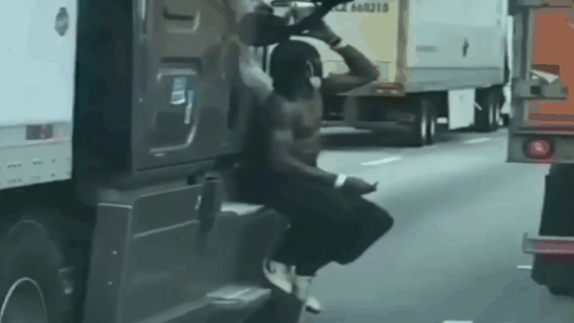 Video: Chàng thanh niên đu bám trên xe đầu kéo khiến người đi đường thót tim