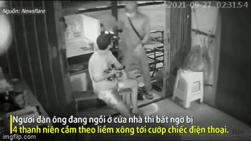 Video: Nhóm thanh niên táo tợn xông vào nhà dân cướp điện thoại