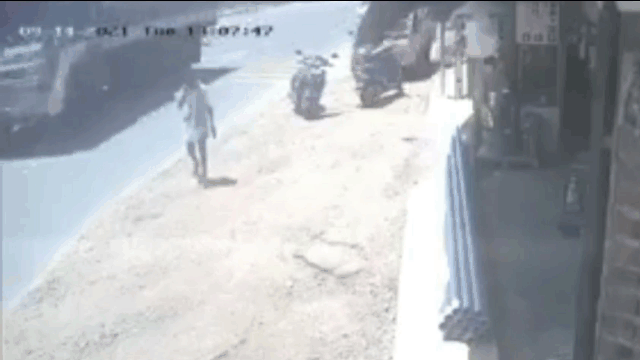 Camera giao thông: Xe tải mất lái lao vào vỉa hè, suýt tông trúng người đàn ông