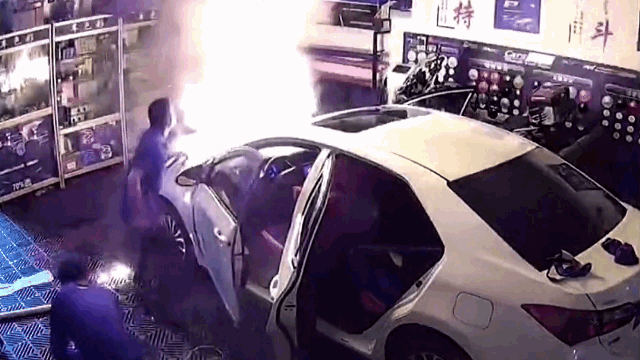Video: "Cầu lửa" rơi trúng ô tô, 2 nhân viên kịp thời cứu nguy cả cửa hàng