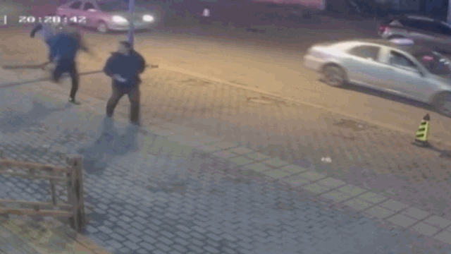 Video: Người đàn ông tung cú đá song phi hạ gục tên cướp