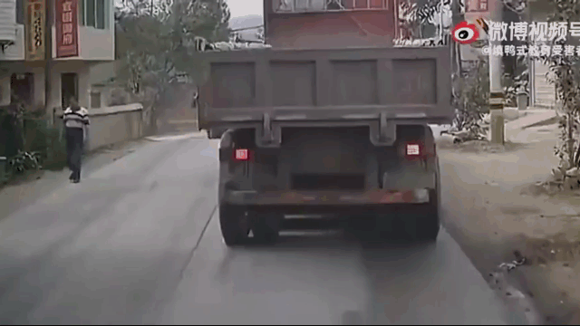 Camera giao thông: Vào cua tốc độ cao, 2 xe tải đấu đầu kinh hoàng