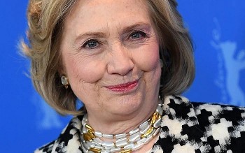 ba hillary clinton phat hanh cuon tieu thuyet dau tien