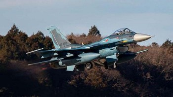 Nhật điều tra vết xước trên F-2 sau khi ngăn máy bay lạ