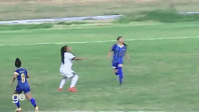 Video: Nữ cầu thủ tung cước đạp thẳng vào cổ đối phương