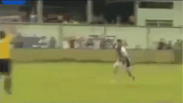 Video: Bị lĩnh thẻ đỏ, cầu thủ lao vào đánh trọng tài ngay trên sân