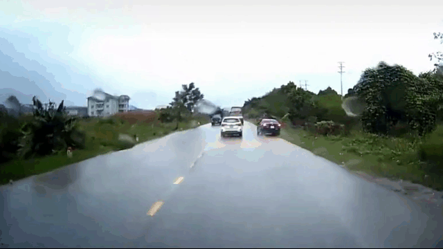 Camera giao thông: Đánh lái khi vượt ẩu, tài xế khiến gây họa cho ô tô khác