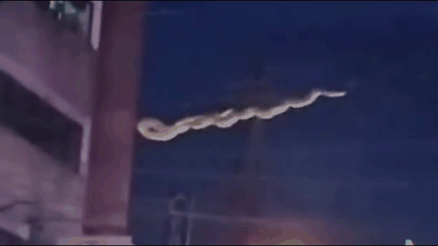 Video: Trăn khổng lồ đu mình trên dây điện khiến nhiều người sợ hãi