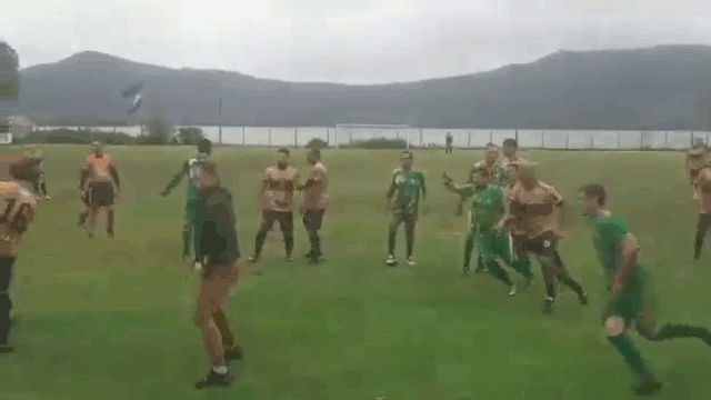 Video: Cầu thủ lao vào đánh nhau sau va chạm