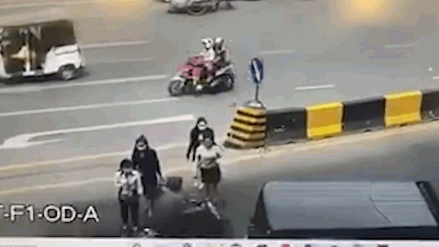 Video: Cô gái băng qua đường, bị cướp 2 lần chỉ trong vài giây