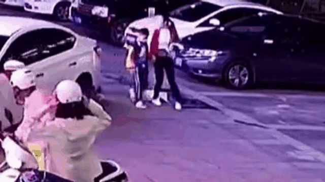 Video: Mẹ phản ứng nhanh như chớp, cứu con trai thoát nạn trong gang tấc