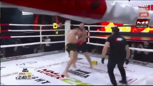 Video: Bị đối thủ quật ngã, võ sĩ MMA bất ngờ bật dậy "lật kèo" ngoạn mục
