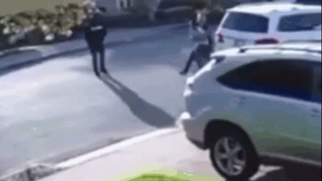 Video: Đi cướp gặp đúng cao thủ, thanh niên nhận cái kết bẽ mặt