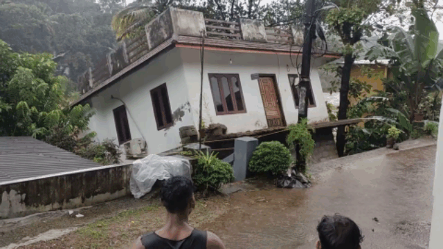 video rung minh khoanh khac ngoi nha 2 tang bi lu du cuon troi