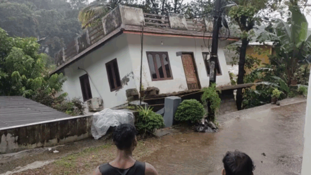 Video: Rùng mình khoảnh khắc ngôi nhà 2 tầng bị lũ dữ cuốn trôi