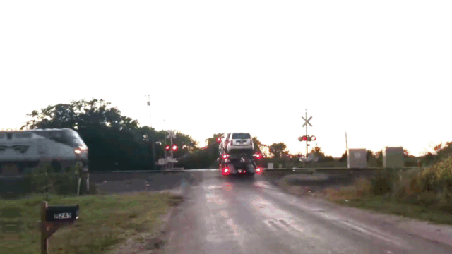 Camera giao thông: Kẹt giữa đường ray, xe tải bị tàu tông văng