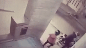Video: Thanh niên cướp xe máy, bị con gái nạn nhân lao ra "xử đẹp"