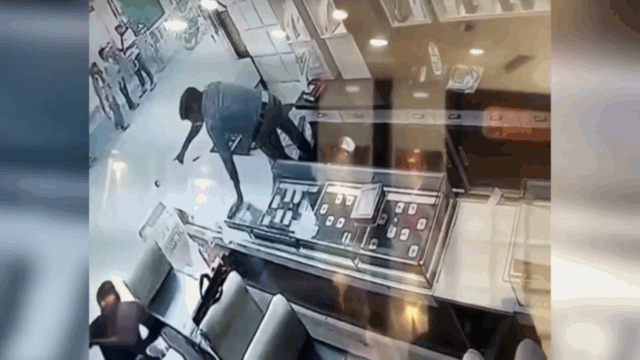 Video: Người đàn ông giả vờ mua hàng, cướp hộp trang sức bỏ chạy