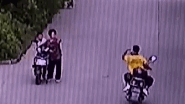 Video: Nam shipper nhặt đá ném người phụ nữ sau khi suýt va chạm